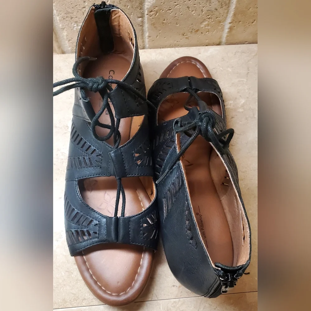 Comfortiva Sz 11M Black Leather Lace-Up Gladiator Sandals w/Geometric Design - Picture 7 of 9
